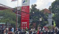 Suasana antrean di SPBU. Foto: dok/diksimerdeka.com