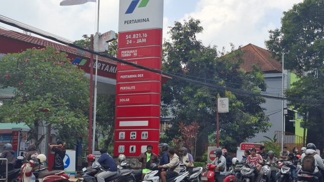 Suasana antrean di SPBU. Foto: dok/diksimerdeka.com