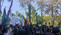 Kelompok Cipayung Plus yang terdiri atas KMHDI, HMI, PMKRI, GMKI, PMII, dan IMM menggelar aksi di depan Kantor Pertamina Denpasar, Jalan Sugianyar, Denpasar Barat.