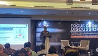 Kasatpol PP Bali Dewa Nyoman Rai Dharmadi saat memberikan sambutan dan materi dalam acara Focus Group Discussion (FGD) bertema “Perbaikan Tata Kelola Rantai Pasok Babi Menuju Praktik yang Mengintegrasikan Pendekatan One Health and Welfare” di Denpasar, Kamis (8/10/2026). Foto: dok/diksimerdeka.com