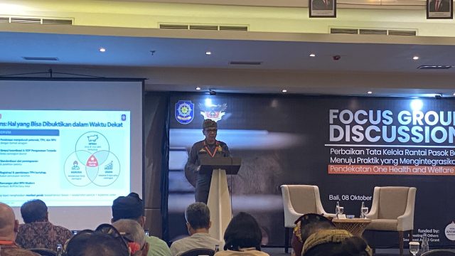 Kasatpol PP Bali Dewa Nyoman Rai Dharmadi saat memberikan sambutan dan materi dalam acara Focus Group Discussion (FGD) bertema “Perbaikan Tata Kelola Rantai Pasok Babi Menuju Praktik yang Mengintegrasikan Pendekatan One Health and Welfare” di Denpasar, Kamis (8/10/2026). Foto: dok/diksimerdeka.com