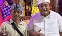 Anggota DPR RI Nyoman Parta (kanan) bersama Wayan Suarta (kiri). Foto: dok/diksimerdeka.com