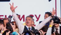 Ilija Srdanović mengangkat tangan merayakan kemenangan gemilang Partai Mahasiswa Serbia dalam pemilu parlemen di Beograd. (Foto: Đorđe Kojadinović/Reuters)