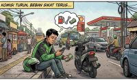 Ilustrasi gaya komik Indonesia menampilkan seorang driver ojek online (ojol) yang tampak sedih dan kelelahan sedang duduk di trotoar di samping motornya, memegang HP dan beberapa lembar uang. Di atas kepalanya terdapat gelembung pikiran berisi ikon pom bensin, kunci inggris, dan uang, menggambarkan Kesejahteraan Driver Ojol yang tergerus biaya operasional. Latar belakang menunjukkan jalanan macet dan pom bensin. Kredit Foto: Ilustrasi AI.