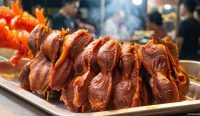 Godaan sate jeroan di warung makan sebagai pengingat bahaya tingginya kolesterol ampela ayam bagi kesehatan. (Kredit Foto: Ilustrasi Ai/DIKSIMERDEKA.COM)