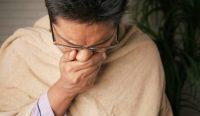 Ilustrasi pria menutup hidung dan mulut saat mengalami flu membandel - Foto: Towfiqu Barbhuiya/Unsplash