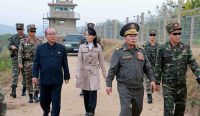 Kim Yo-jong berjalan menginspeksi garis depan perbatasan militer bersama para pejabat tinggi dan tentara Korea Utara di tengah Konflik Korea yang kembali mendidih. (Kredit Foto: KCNA/KNS/AP)