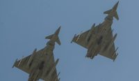Dua armada Jet Tempur Inggris jenis RAF Typhoon tampak mengudara. Kementerian Pertahanan mengklaim pesawat ini dikerahkan ke Arab Saudi murni sebagai pertahanan dan tidak akan melakukan serangan ofensif terhadap milisi Houthi. (Foto: Simon Maycock/Alamy)