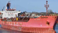 Potret kapal tanker berukuran besar berwarna merah dengan nama PVT AZURA di bagian lambungnya. Kapal ini adalah satu dari tujuh armada yang dilacak Greenpeace karena diduga kuat membawa pasokan Minyak Rusia menuju Amerika Serikat. (Foto: Martin Witte/Alamy)