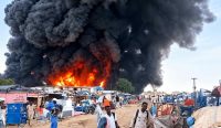 Bumbungan asap hitam pekat dan kobaran api melahap Pasar Amiet akibat Serangan Drone Sudan. Ratusan orang tewas dalam insiden berdarah di wilayah sengketa Abyei ini. (Foto: X/ @ELMObrokenWings)