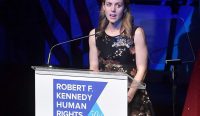 Mendiang Kyle Kennedy tampak sedang berpidato di atas mimbar pada ajang Robert F Kennedy Human Rights Ripple Of Hope Awards di New York. (Foto: Michael Loccisano/Getty Images untuk Robert F. Kennedy Human Rights)