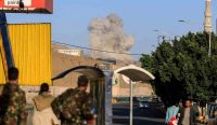 Asap tebal membubung di langit Sana'a akibat serangan udara, potret kelam berlarutnya konflik Yaman-Arab Saudi yang menuntut ketegasan diplomasi RI. (Kredit Foto: AFP/Getty Images)