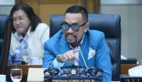 Wakil Ketua Komisi III DPR RI Ahmad Sahroni menunjuk tegas saat rapat. Ia mendesak Polri untuk menyikat habis para pemodal atau bos Penimbun BBM Bali. (Foto: Nasdem)