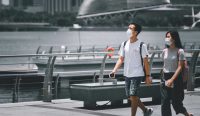 Dua orang warga terlihat berjalan mengenakan masker medis di kawasan perairan dekat Esplanade, mencerminkan kewaspadaan masyarakat terhadap ancaman Virus Mematikan di Singapura. Kredit Foto: Victor He / Unsplash.