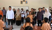 Rombongan Komisi X DPR RI meninjau kegiatan belajar mengajar siswa di SD Negeri 3 Lebih, Gianyar, Jumat (9/10/2026), sebagai bentuk pengawasan terhadap pengelolaan anggaran pendidikan Bali yang bersumber dari APBD. Foto: Ucha/mrs. Keterangan (Caption)