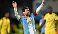 Lionel Messi melambaikan tangan kepada suporter usai mencetak gol dan assist dalam laga kemenangan 3-0 atas Benin sebelum resmi pensiun dari Timnas Argentina. Foto: Luis Robayo/AFP/Getty Images.