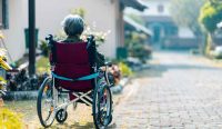 Potret lansia duduk di kursi roda yang menjadi pengingat pentingnya upaya cegah demensia sejak dini. Foto: Steven Hwg/Unsplash.