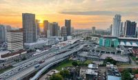 Pemandangan udara pusat kota dan jalan layang di Johor Baru, Malaysia, di bawah langit senja yang dilaporkan terus mengalami penurunan kualitas udara akibat darurat kabut asap lintas batas. Foto: Ven Jiun Greg Chee/Unsplash.