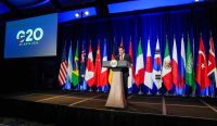 Menteri Luar Negeri AS Marco Rubio berpidato membuka persidangan di Atlanta, di mana tradisi foto bersama G20 terpaksa dibatalkan akibat aksi boikot terhadap Rusia. Foto: Megan Varner/Pool Reuters/AP.