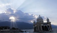 Kondisi sebuah masjid yang rusak dan terendam air laut di dekat Pantai Talise, Kota Palu,Sulawesi Tengah pasca bencana gempa dan tsunami 2018. Keberadaan dan ketahanan fasilitas ibadah di wilayah rawan bencana ini menginspirasi ilmuwan untuk memanfaatkan fasilitasnya sebagai Sistem Peringatan Dini Gempa. (Kredit Foto: Hotli Simanjuntak/EPA-EFE/EPA)