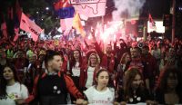Lautan demonstran memadati Lapangan Slavija di Belgrade jelang Pemilu Serbia untuk menuntut turunnya rezim Aleksandar Vucic. Foto: Armin Durgut/AP.