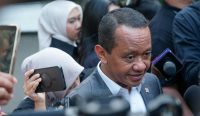 Menko Bahlil memberikan keterangan kepada awak media mengenai RUU Migas, evaluasi kelistrikan PLN, dan pasokan BBM Bali usai lapor ke Presiden Prabowo. Kredit: BPMI Setpres.