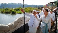 Menteri Pariwisata Widiyanti Putri Wardhana berkebaya putih didampingi tokoh adat setempat saat melihat kawasan Danau Batur dalam acara Tawur Agung Manca Wali Krama di Bali. Foto: Dok. Kemenpar.