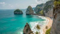 Pemandangan cerah tebing dan pantai di Nusa Penida, Klungkung. Terkait Prakiraan Cuaca Bali terbaru, kawasan wisata ini diprediksi akan diguyur hujan ringan. Foto: Alfiano Sutianto/Unsplash