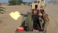 Pejuang pro-pemerintah dari kelompok Southern Giants menembakkan senapan mesin dari atas mobil pikap di medan pertempuran Selat Bab al-Mandab. Pertempuran sengit ini merupakan imbas eskalasi konflik dari Serangan Houthi di Riyadh. Foto: Yemen Giants Brigades Media Centre/AFP/Getty Images.