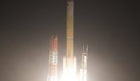 Momen Roket H3 No. 10 meluncur dengan semburan api terang menembus langit gelap sebelum fajar membawa wahana MMX dalam misi Eksplorasi Bulan Mars. Foto: X/@tnsc_JAXA.