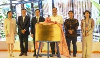Ketua Dewan Ekonomi Nasional Luhut Binsar Pandjaitan beserta perwakilan Tsinghua University meresmikan plakat kerja sama di KEK Kura-Kura Bali. Foto: Dok. KEMENTERIAN KOORDINATOR BIDANG PEREKONOMIAN RI