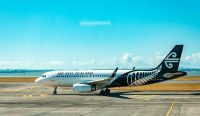 Pesawat Air New Zealand bercorak hitam putih terparkir di landasan pacu, bersiap untuk ekspansi internasional termasuk peluncuran rute penerbangan langsung ke Bali dari Christchurch. (Foto: Sebastien Goldberg/Unsplash)