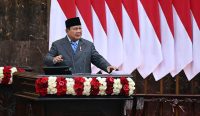 Momen Pidato Prabowo di podium Gedung Nusantara saat Rapat Paripurna DPR RI terkait APBN 2027 pada Jumat (14/8/2026). Kajian UGM menyoroti ratusan pidatonya di forum kenegaraan berbanding terbalik dengan kepuasan publik. Foto: presidenri.go.id.