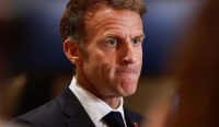 Wajah tegang Presiden Prancis Emmanuel Macron saat mengecam campur tangan Donald Trump dalam isu Kerusuhan Prancis, di sela-sela kunjungannya ke Qatar untuk melobi kesepakatan energi. (Kredit Foto: Tessier Benoit/ABACA/Shutterstock)