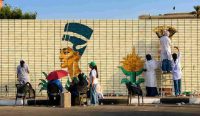Sekelompok relawan pemuda melukis Mural Firaun Berkulit Hitam bergambar Ratu Nefertiti di dinding Alun-alun Tahrir. Desain AI ini memicu kontroversi Afro-sentrisme di Mesir. Foto: Rasmet Basma.