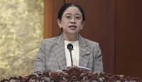 Ketua DPR RI Puan Maharani berbicara di mimbar memberikan teguran keras kepada Pertamina terkait krisis dan kelangkaan BBM Bali. Kredit Foto: Munchen/Karisma.