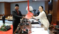 Ketua DPR Puan Maharani menerima dokumen RUU Perampasan Aset dari perwakilan anggota dewan di Senayan sebagai langkah tegas memiskinkan koruptor. Foto: Jaka/MRI.