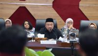 Wakil Ketua Komisi X DPR RI Lalu Hadrian Irfani memimpin RDPU bersama masyarakat sipil untuk mengunci aturan gaji minimum guru non-ASN di RUU Sisdiknas, Gedung Nusantara I, Jakarta. (Foto: Sari/sai)
