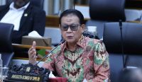 Potret Anggota Komisi IV DPR RI, Rokhmin Dahuri, saat memberikan teguran keras kepada pemerintah terkait kerugian negara dan penderitaan rakyat kecil akibat dampak karhutla. (Foto: Oji/Karisma)