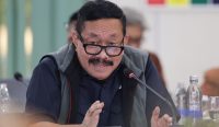 Anggota Komisi XII DPR RI Sartono Hutomo bersuara lantang mencecar Pertamina terkait karut-marut Distribusi BBM Bali saat rapat kunjungan kerja di Denpasar. (Kredit Foto: Mentari/jk)