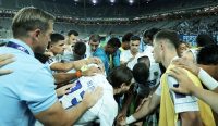 Para pemain Persib Bandung membentuk lingkaran (huddle) untuk saling menguatkan di tengah lapangan. Modal kemenangan 1-0 atas FC Seoul menjadi pendorong semangat skuad jelang laga tandang di Thailand yang diulas dalam Prediksi Port FC vs Persib. (Foto: Sutanto Nurhadi Permana - Persib Bandung)