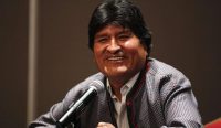 Potret jarak dekat mantan Presiden Bolivia Evo Morales yang tengah tersenyum di depan mikrofon. Sosok ini kini menjadi buronan atas skandal pembunuhan 2009. (Kredit Foto: Rebecca Blackwell/AP - Keyword: Evo Morales)