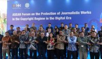 Puluhan delegasi bergandengan tangan menyilang di depan panggung forum usai menyepakati Deklarasi Bali ASEAN untuk melindungi karya jurnalistik dari ancaman AI. Foto: Dok. Dewan Pers