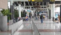 Suasana area terminal keberangkatan bandara yang dipantau ketat menyusul instruksi Menhub agar maskapai penuhi hak penumpang akibat penutupan Bandara Riyadh. Kredit foto: Dok. Istimewa.