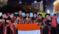Potret bahagia tim EXNITE asal Bali memegang bendera Indonesia dan piala setelah resmi menjadi Juara K-Pop Cover Dance di Seoul, Korea. Foto: KCCI.