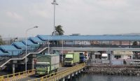 Dua truk logistik berwarna hijau melintas di jalur dermaga pelabuhan bersiap masuk ke dalam kapal ferry untuk mempercepat urai Antrean Ketapang-Gilimanuk. Kredit Foto: Dok. ASDP