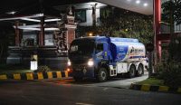 Armada truk tangki biru Pertamina beroperasi nonstop 24 jam keluar dari Fuel Terminal untuk mendistribusikan pasokan dan mengatasi krisis BBM Bali. Kredit: PT Pertamina Patra Niaga.