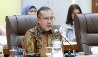 Wakil Ketua Komisi IX DPR RI Yahya Zaini berbicara dengan tegas menggunakan mikrofon di ruang rapat pimpinan untuk mendesak pemenuhan hak puluhan ribu Korban PHK. Foto: Jaka/Karisma.