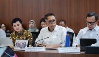 Wakil Menteri Sosial Agus Jabo Priyono dan Wamendagri Bima Arya Sugiarto duduk di meja rapat membahas wacana penyaluran Bansos Koperasi Merah Putih. Foto: Istimewa.