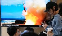 Sebuah layar televisi di stasiun kereta Seoul menampilkan siaran berita bergambar arsip peluncuran Rudal Balistik Korea Utara pada hari Sabtu, menyusul penolakan Pyongyang atas tuntutan maaf terkait ledakan ranjau di DMZ. Foto: Ahn Young-joon/AP.